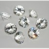 Прозрачный хрустальный кристалл бриллиант диаметром около 3 см.