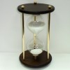 Солидные и красивые песочные часы дерево металл белый песок 1 час 26 см.